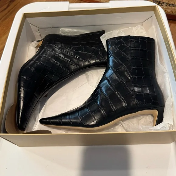 New in Box MICHAEL Michael Kors Cosmo Croc-Embossed Leather Ankle Boot Classic - Picture 4 of 6
